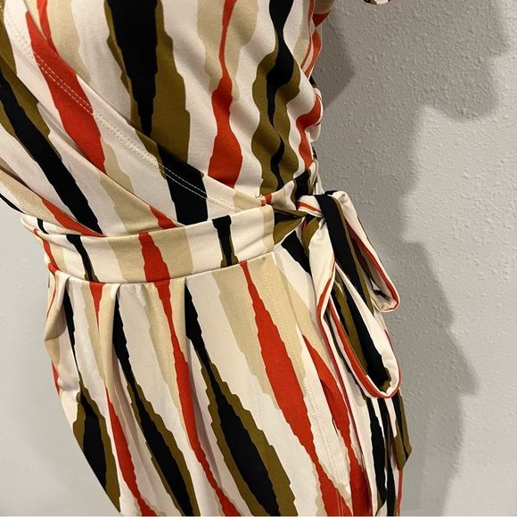 Banana Republic short sleeve midi wrap dress - Picture 3 of 11